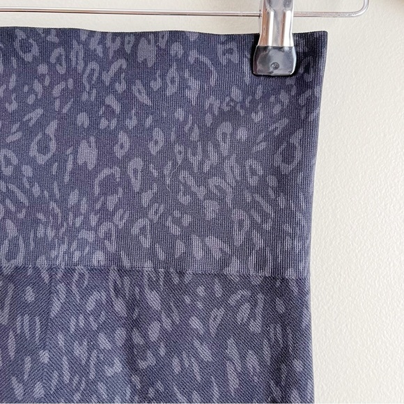 SPANX Look At Me Now Seamless Legging in Black‎ Camo, Size Small - Picture 5 of 10